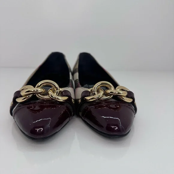 Stylish Women's Plaid Flats with Gold Chain Accent - Picture 7 of 9